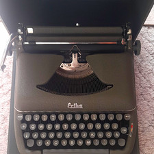 Erika mechanische Schreibmaschine mit Tragekoffer, QWERTZ-Tastatur