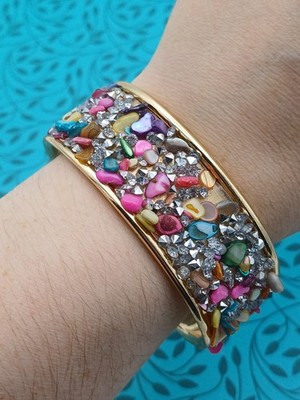 Auffallend bunte bunte Muschel und Kristall besetzt Manschette Stil Armband