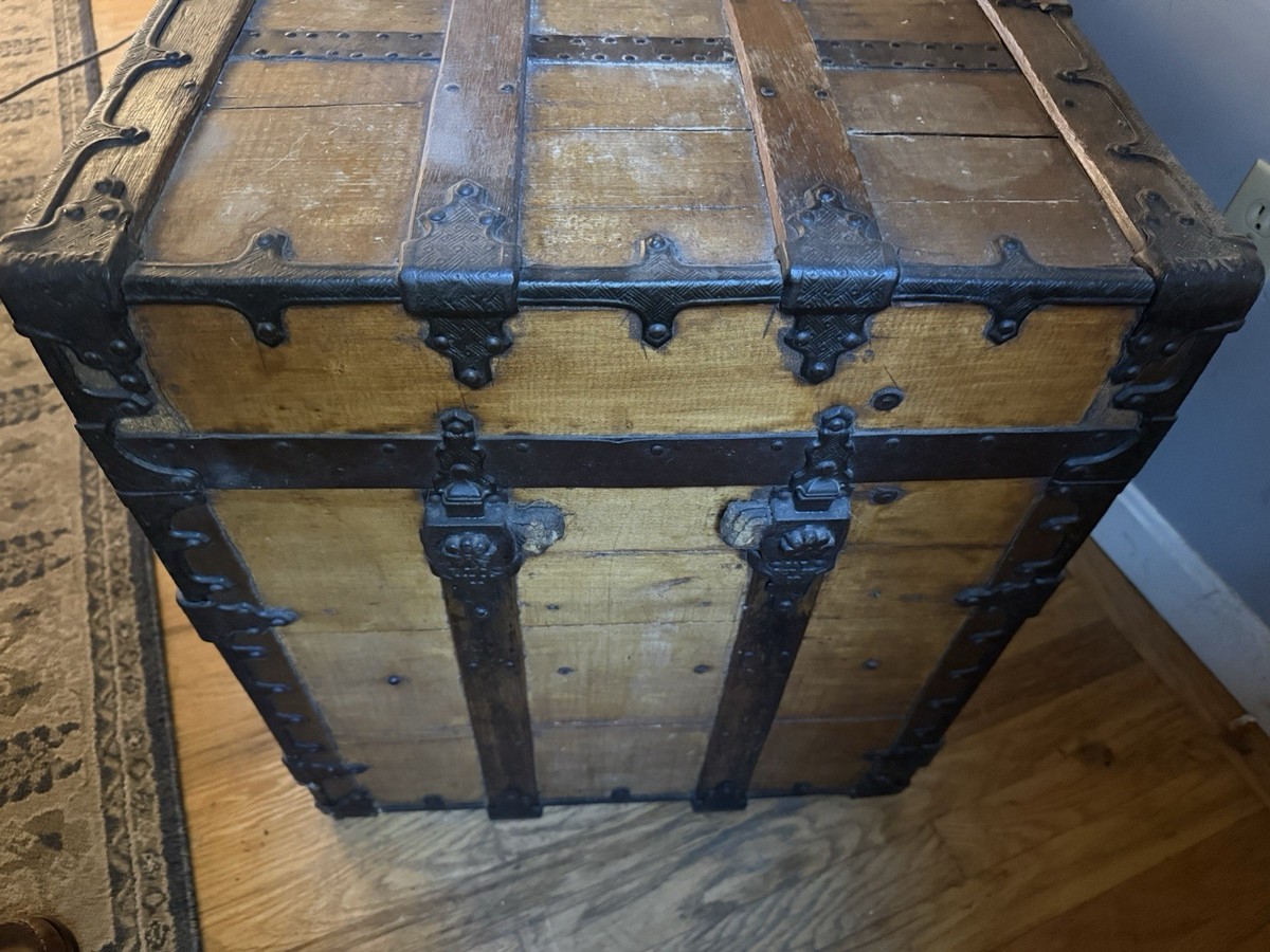 Antique Circa 1907 CA Taylor Trunk Works Chicago NY Flat top