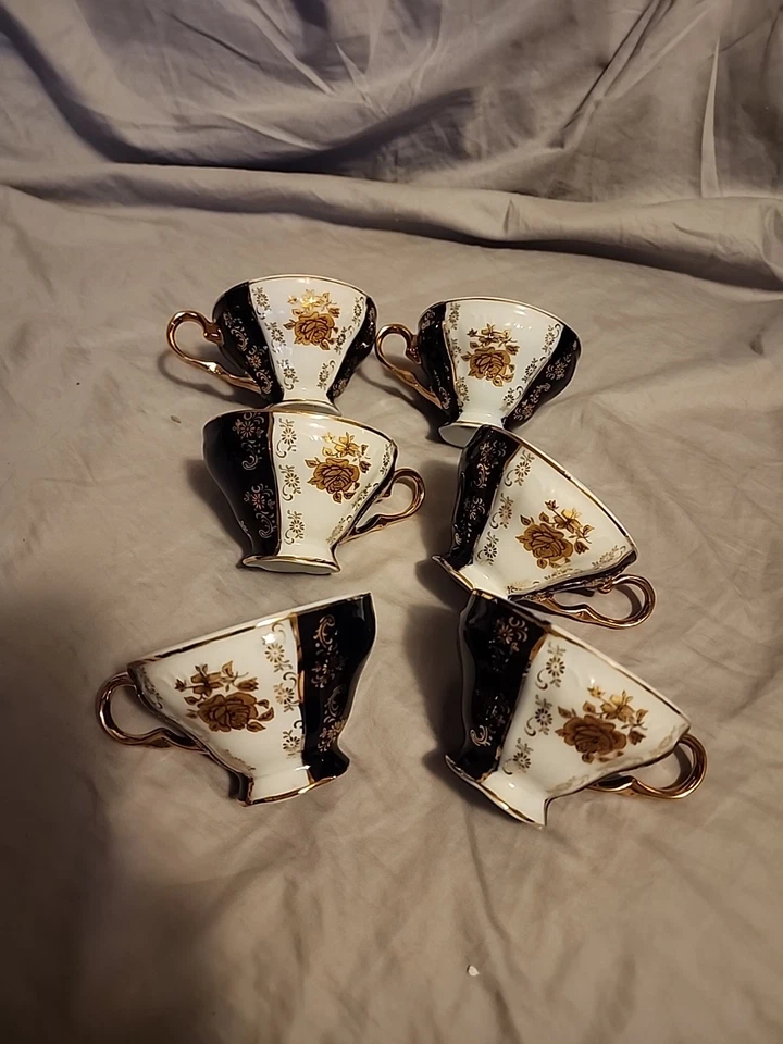 Juego de tazas y platillos de té con borde dorado de porcelana fina Alpine Cuisine (12 piezas) Foto 2 de 4