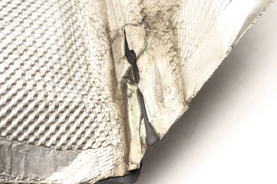 12-15 MERCEDES-BENZ C250 - Guardabarros delantero derecho / Protector contra salpicaduras - PIEZA TRASERA Foto 2 de 4