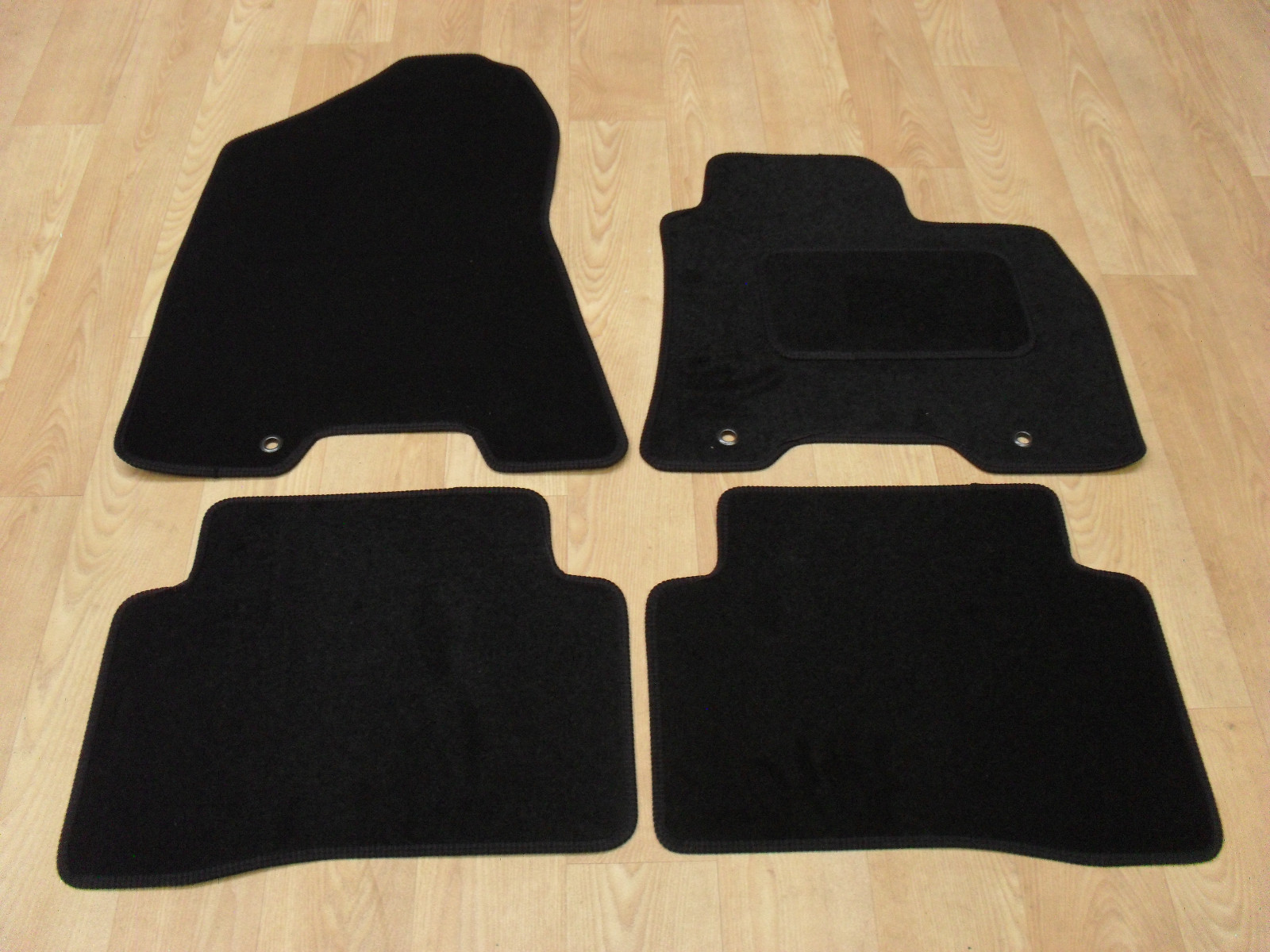 Hyundia Tucson (2015-17) Fully Tailored Car Mats Black.