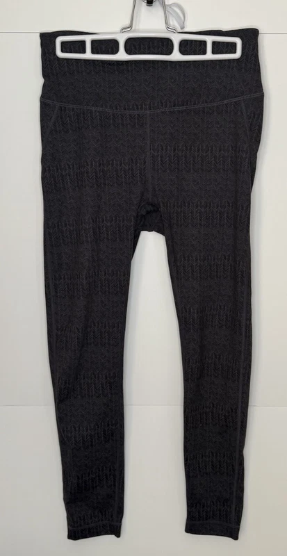 vuori pace highrise chevron cycling athleisure leggings