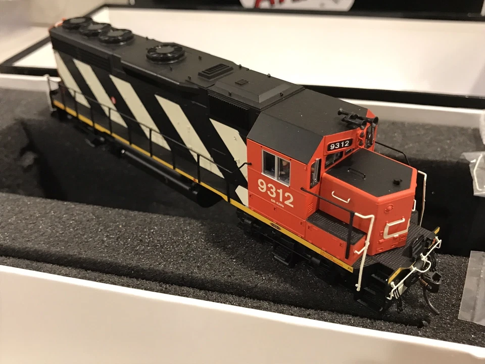 HO Scale Atlas Gold GP-40 Low Nose DCC Diesel Locomotive CN CANADIAN NATIONAL - Image 2 of 4