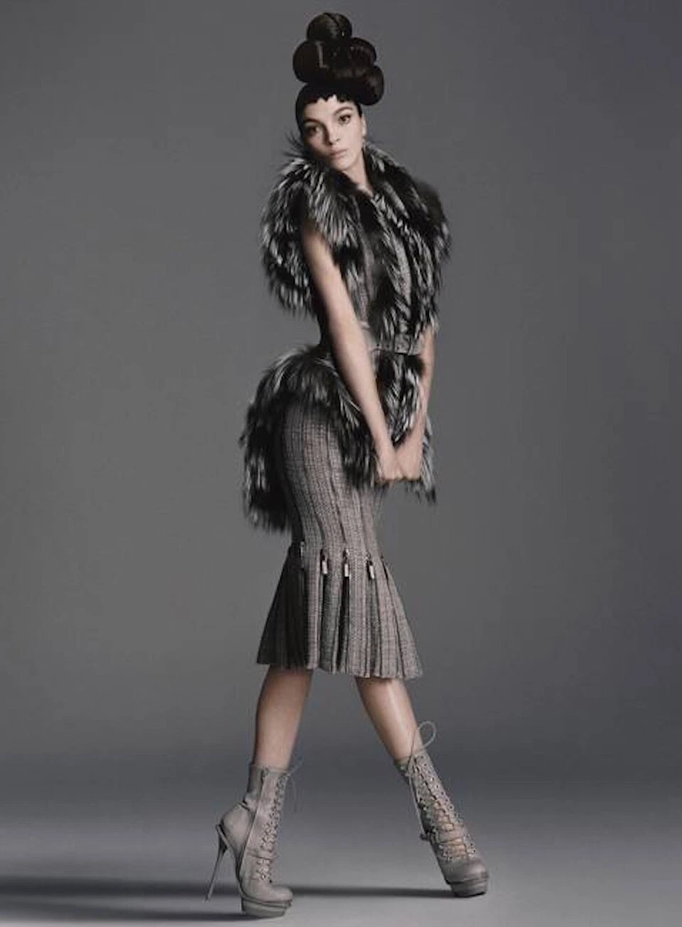 Alexander McQueen Runway giacca tuta pelliccia grigia e gonna $33.000 40 48 sublime