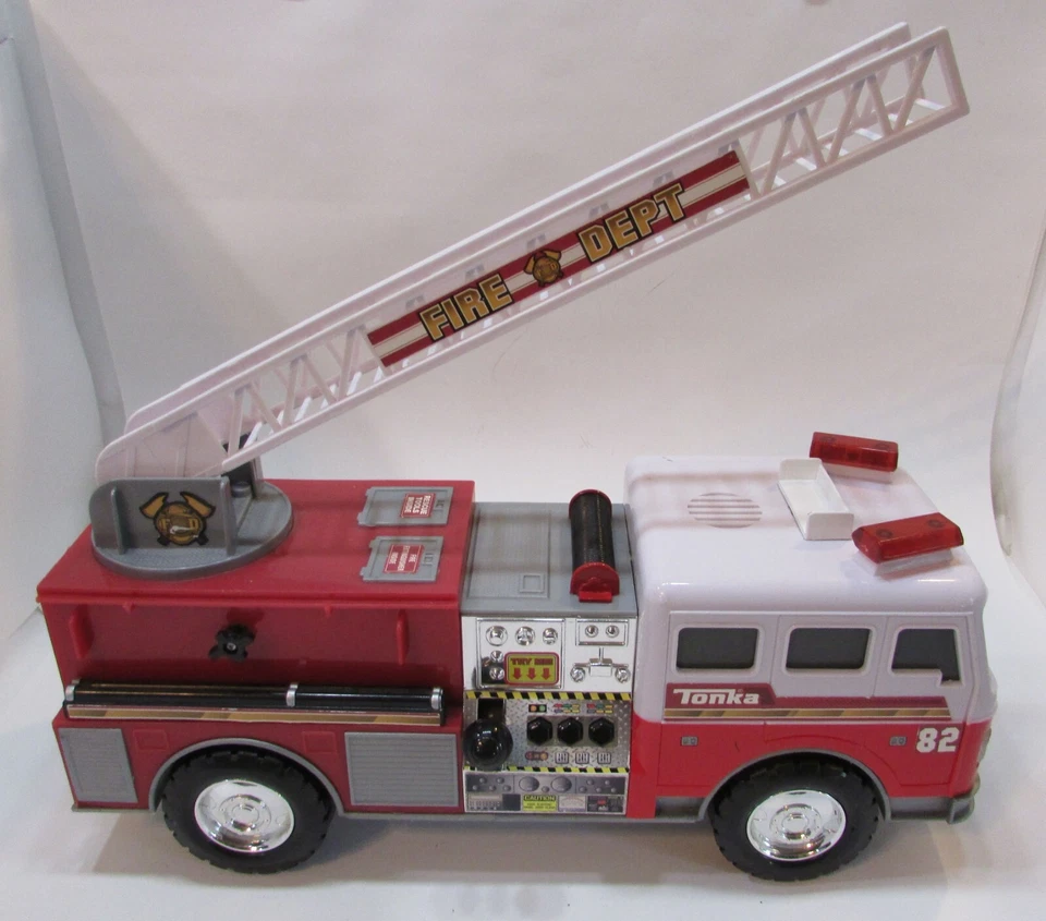 2011 Tonka Hasbro пожарная машина двигатель #82 лестница аварийные огни сирены 16» длиной - Изображение 3 из 4