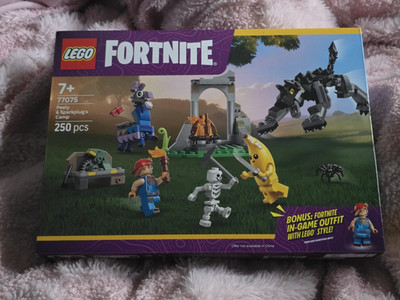 LEGO Fortnite Peely & Sparkplug s Camp (77075)