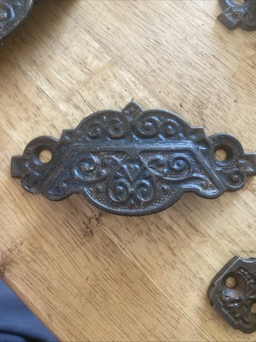 LARGE LOT OF 20 OLD ASSORTED ,CAST IRON DRAWER PULLS... CABINET PULL..HANDLE. - Picture 6 of 13