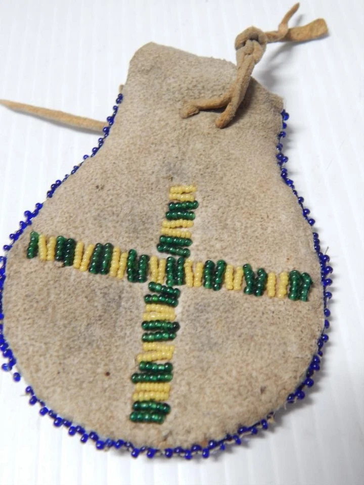 ANTIQUE 19th C BEADED UTE KEYHOLE DSGN POUCH - CLEAN AND MINT ! - Image 3 of 3