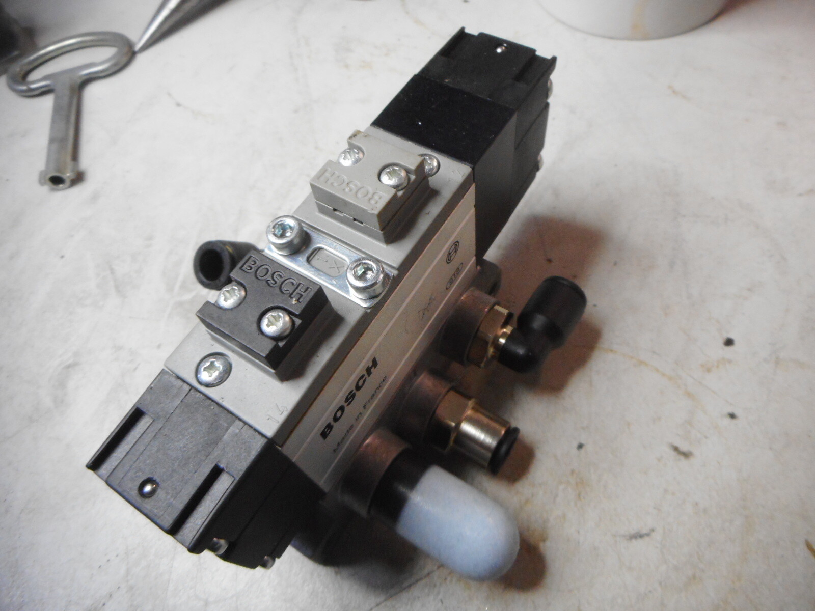 BOSCH PILOT OPERATED AIR VALVE -- 0820252002