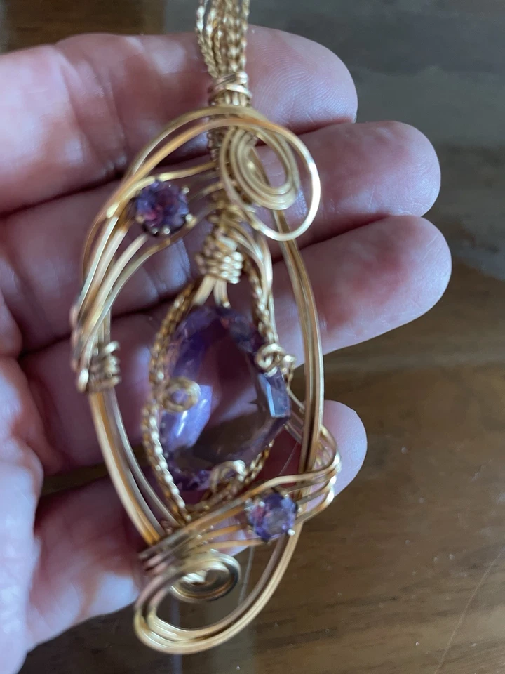 Collar amuleto colgante de alambre de oro de amatista genuina hecho a mano Foto 2 de 3