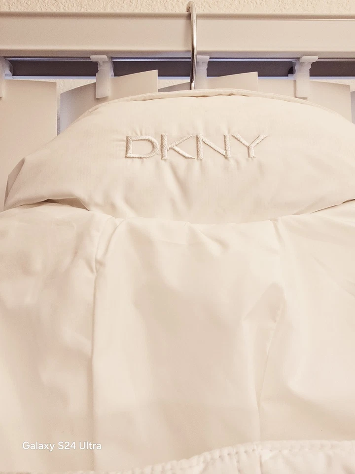 Casaco/jaqueta acolchoada com capuz feminino DKNY GG - Imagem 3 de 3