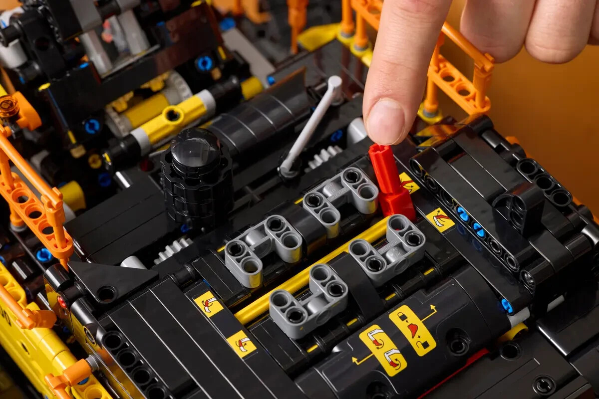 LEGO Volvo EC500 Hybrid Excavator LEGO Technic #42215 New w/BOX