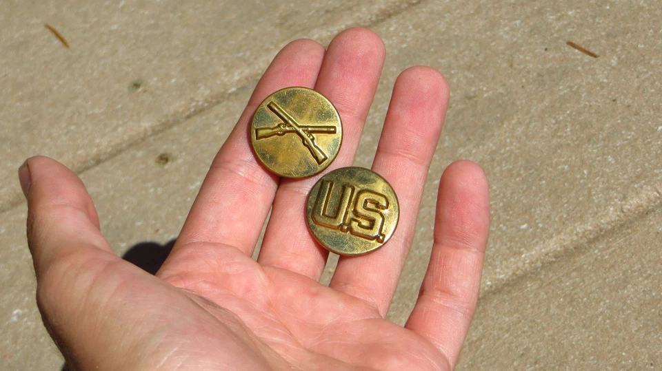 WW2 US Military Army Enlisted Infantry Collar Brass Insignia Pins Disc Rifles - Image 4 of 4