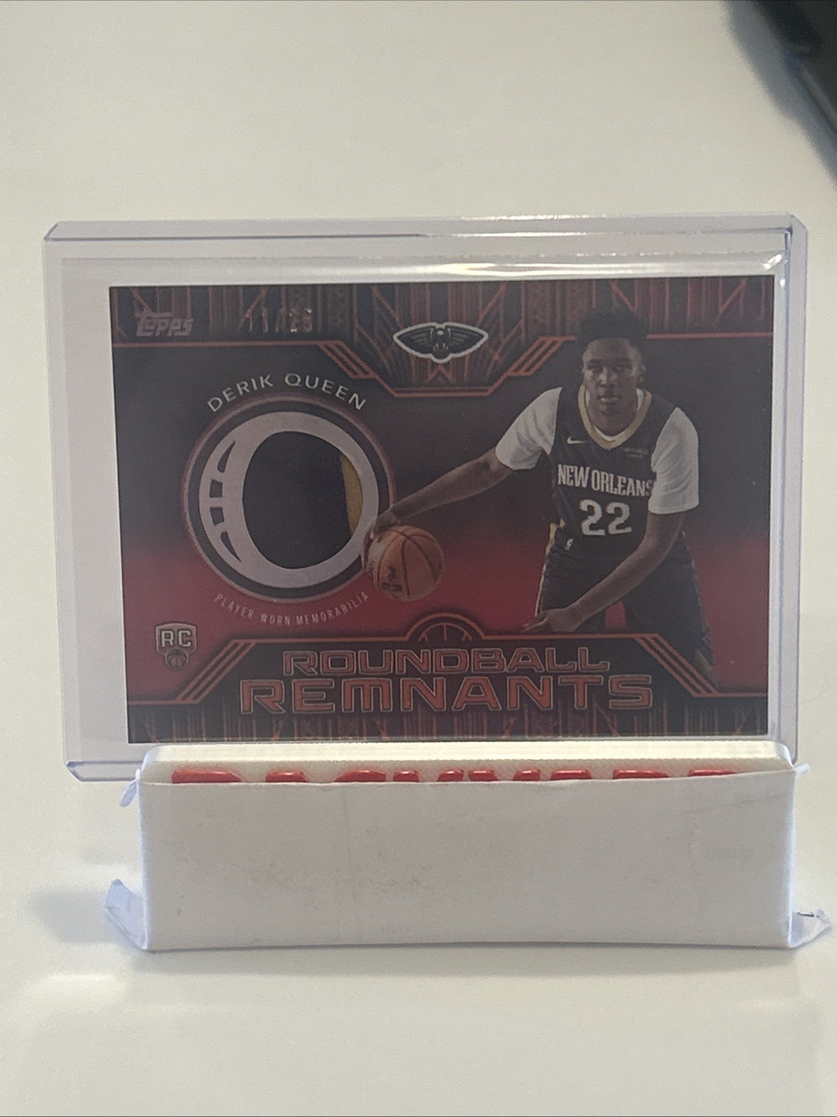 2025-26 Topps Derik Queen Roundball Remnants ORANGE /25 Pl Worn 2-Color Patch RC