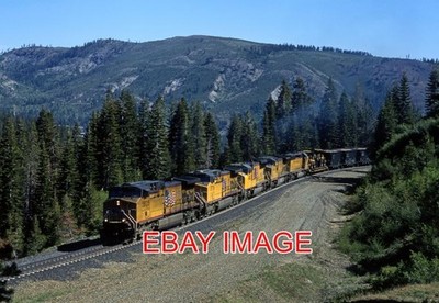 FOTO USA EISENBAHN UP 5825 GEMISCHTES MANIFEST IN DER NÄHE VON SCHUPPEN 47 DONNER PASS. 11. Juni 200