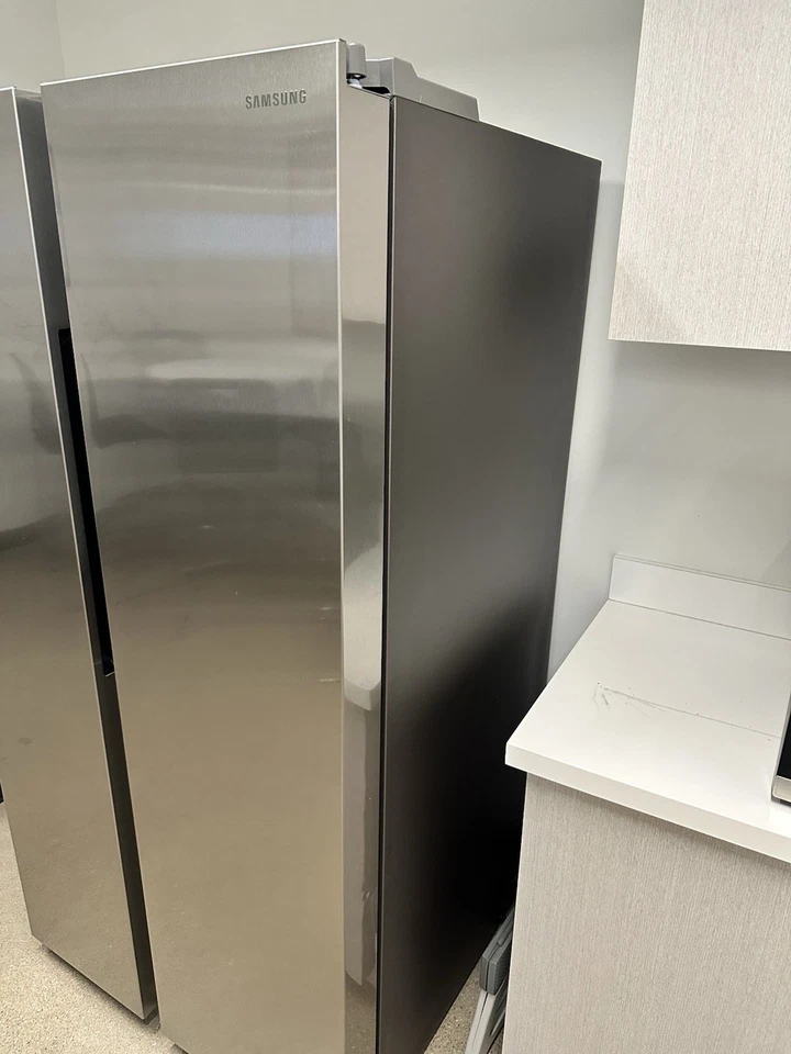 Samsung 28-cu ft / 36-in Wide Side-by-Side Refrigerator with Ice Maker - Image 2 of 4