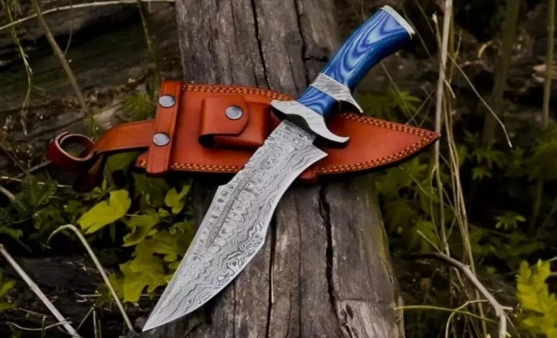 Cuchillo Bowie Hecho a Mano con Hoja de Acero Damasco con Mango de Madera Pakka Foto 2 de 4