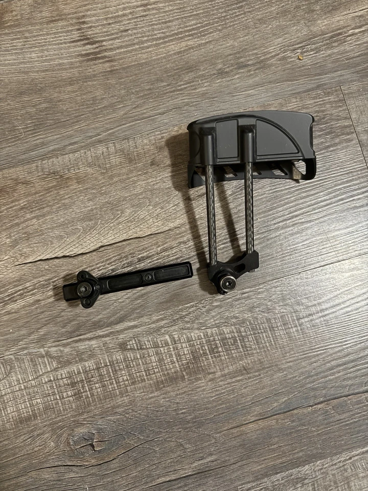 Mathews Quiver LowPro Fixed 2 Piece 6 Arrow Quiver Right Hand - Black - Image 4 of 4