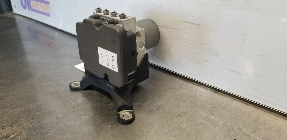 14 MERCEDES BENZ SL550 R231 ABS PUMP ASSEMBLY WITH ADAPTIVE CRUISE OPTION - Image 4 of 4