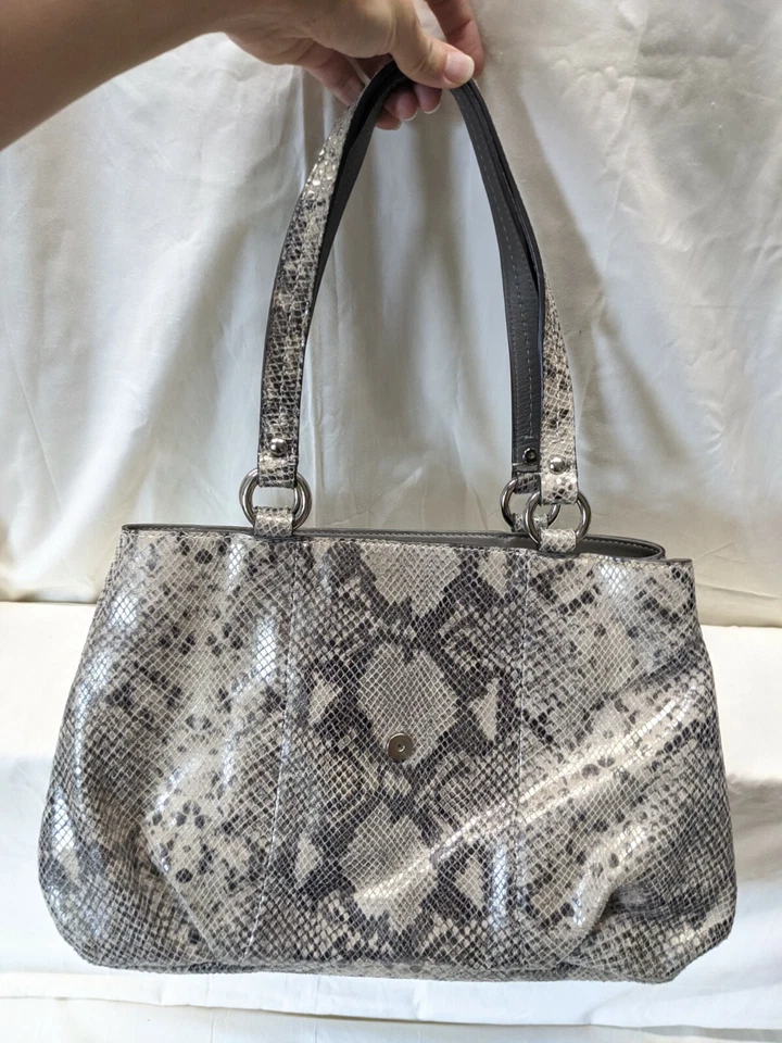 Сумка с короткими ручками EUC Coach Python тисненая кожа серая - Изображение 3 из 4