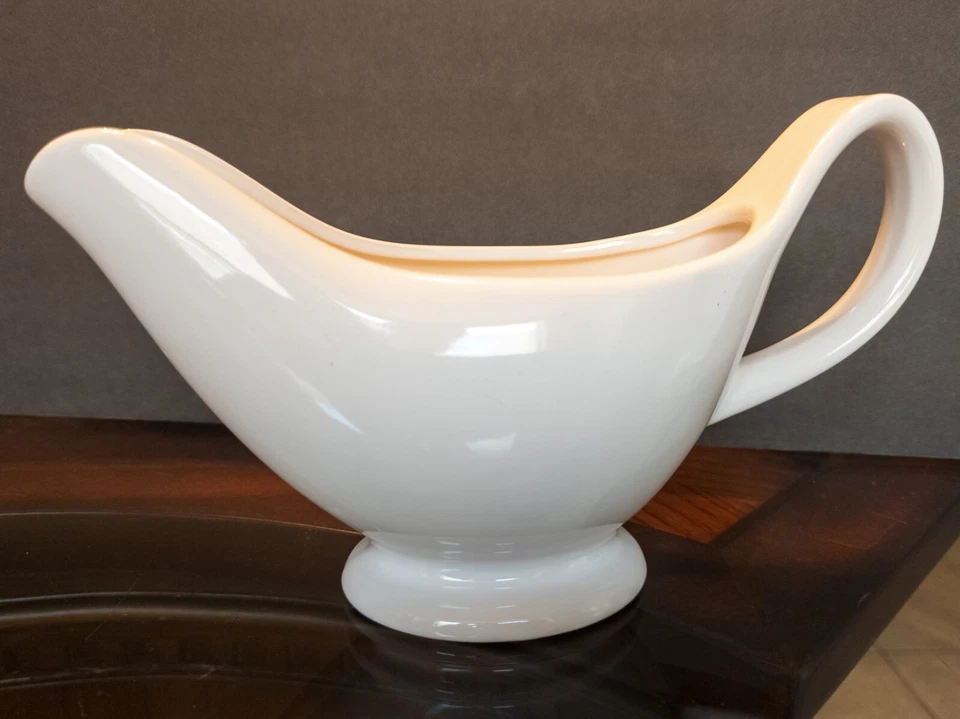 HOME ESSENTIALS WHITE 10 OZ. PORCELAIN GRAVY BOAT w/ handle and easy pour spout - Image 2 of 3