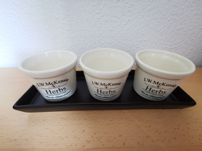 J. W. McKensie Herbs - Set mit drei Kräutertöpfen und einem Tablett