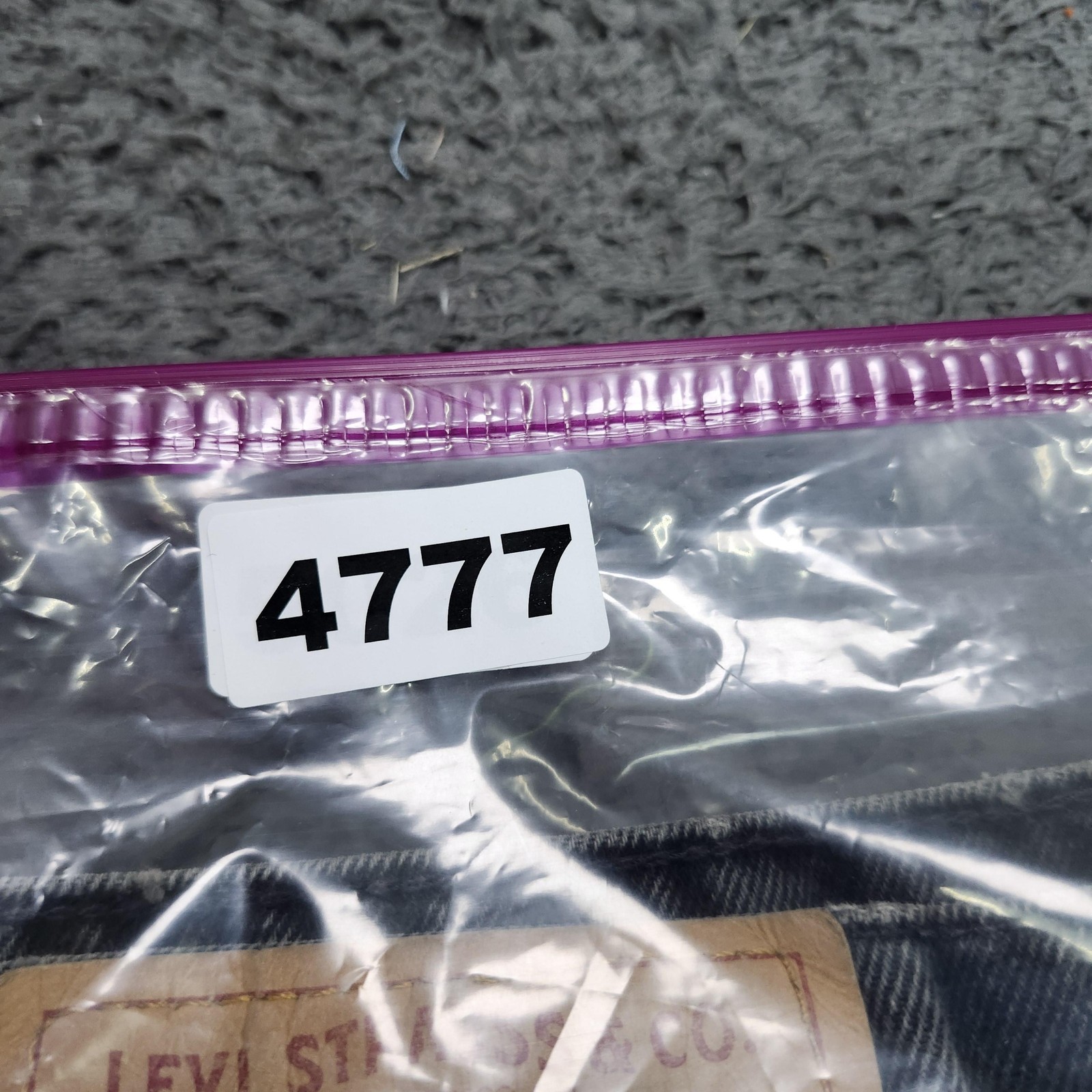 Vintage Levi's 522 Jeans Mens 43x31 Gray Stone Wash Tapered Leg Denim USA thumbnail 8