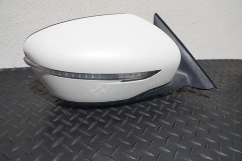 2016-2020 Nissan Rogue OEM Passenger Side Right Side Mirror White Turn Signal