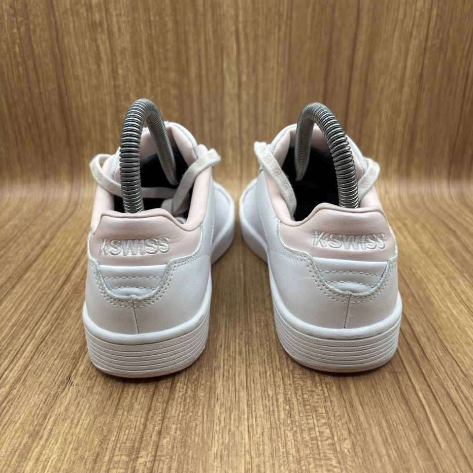 Tenis para mujer K-Swiss X Peanuts Snoopy & Woodstock talla 6 con cordones de acento Foto 2 de 4