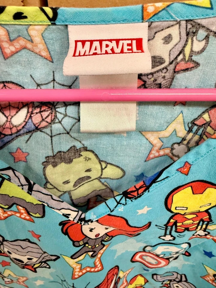 Blusa Médica Marvel 3XL - Estampado Colorido de Superhéroes - Unisex Foto 2 de 3