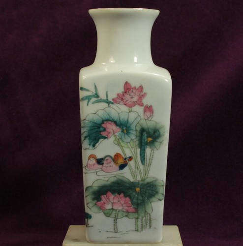 VINTAGE CHINESE REPUBLIC PORCELAIN VASE LOTUS FLOWERS HAND PAINTED circa 1980