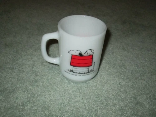 ANCHOR HOCKING 1958 SNOOPY MILK GLASS MUG "I THINK I'M ALLERGIC TO MORNING!"
