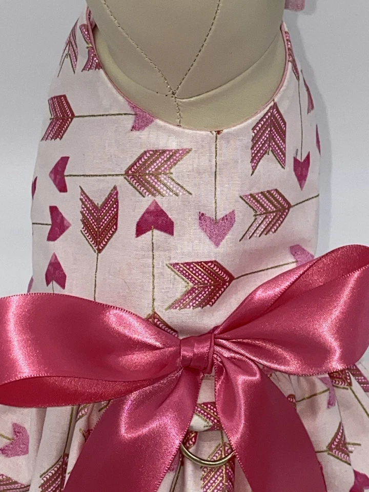 VESTIDO DE PERRO HECHO A MANO DÍA DE SAN VALENTÍN FLECHAS AMOR ARNÉS PERRO PEQUEÑO LAZO DE PELO GRATIS Foto 3 de 4