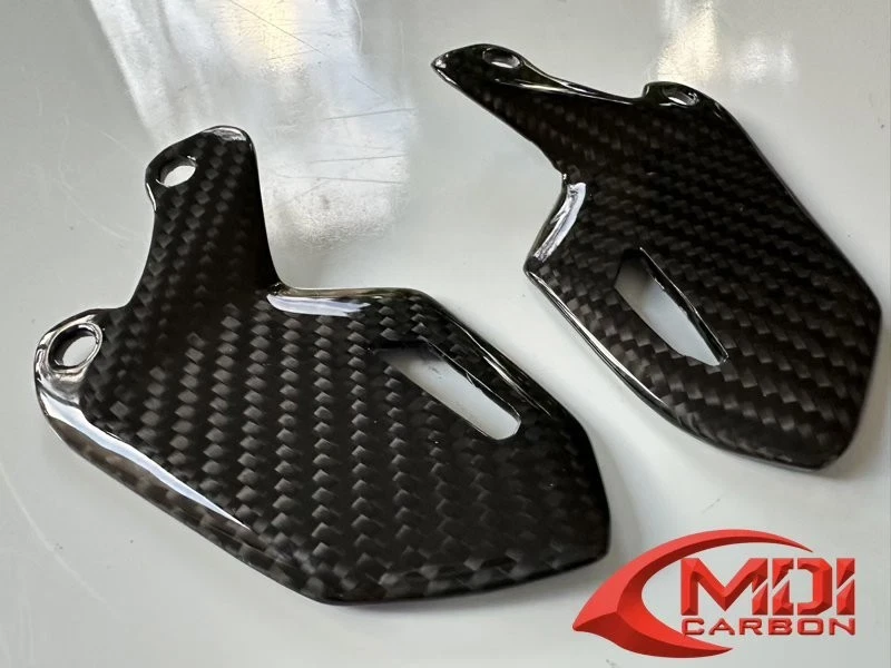 Cubierta protectora de cadena Ducati DesertX 2022-2023 - 100 % fibra de carbono Foto 4 de 4