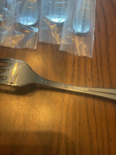 Set Of 8 9-18 Forks 8 In Long Oneida - Picture 4 of 4
