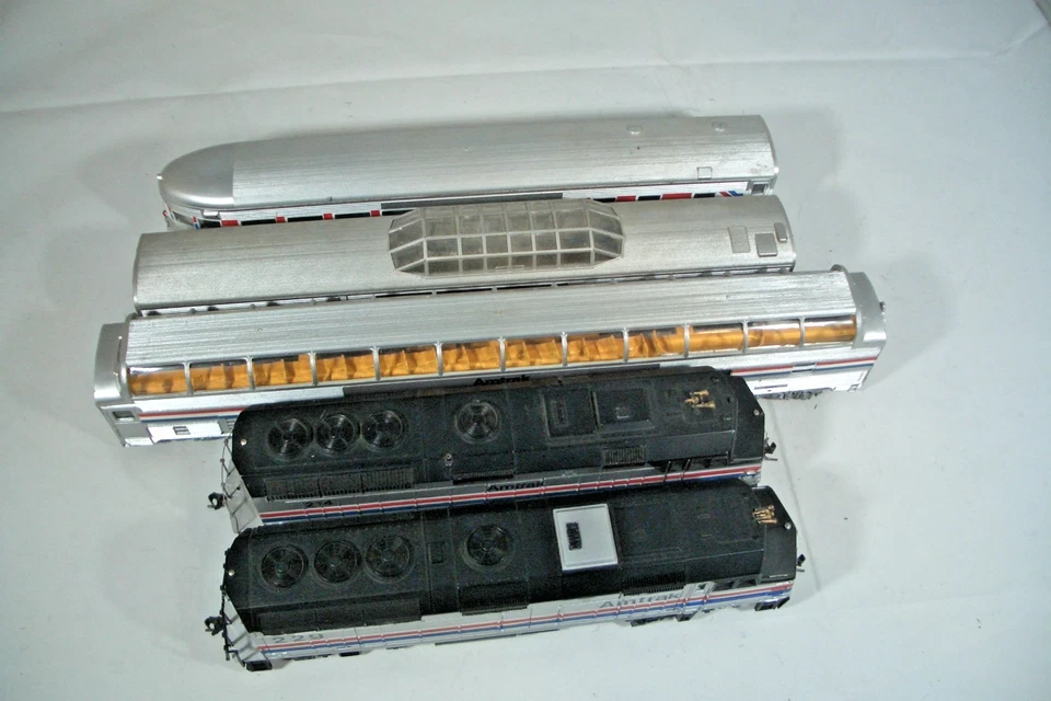 HO SCALE BACHMANN  AMTRAK  F40PH Powered & Dummy unit Loco's & 3 COACH CARS - Image 2 of 4