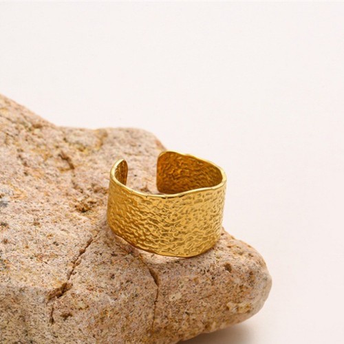 Distinctive 18k Gold Ring with Irregular Shape Ideal for Any Fashion Collection - Picture 5 of 13