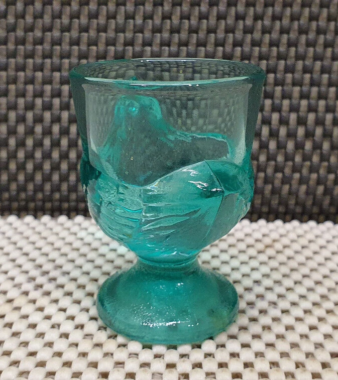 Antik Eierbecher aus Glas Druckguss Türkisblau Form Von Huhn Frankreich - Bild 3 von 4