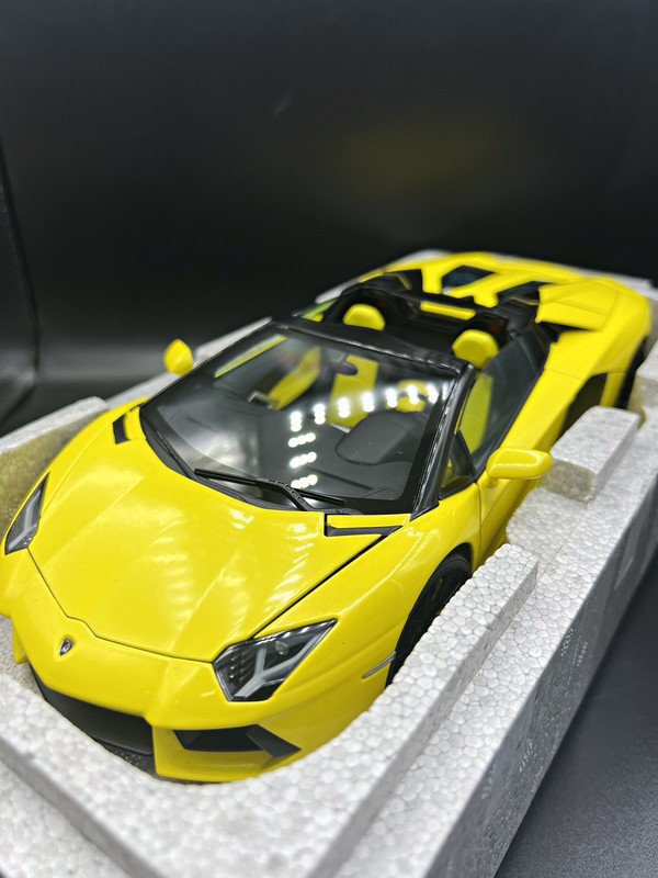 AUTOart 1:18 Lamborghini Aventador LP700-4 Roadster Yellow Model w/ Box