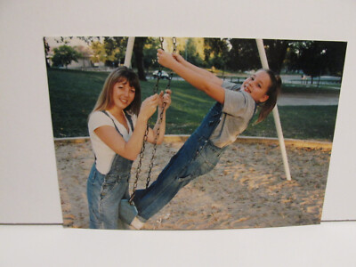 1990S VINTAGE FOUND PHOTOGRAPH COLOR PHOTO ORIGINAL ART YOUNG MOM & DAUGHTER PIC