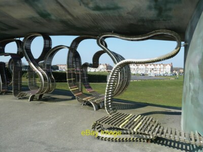 Foto 6x4 lockig-wurly Sitzplätze an der Strandpromenade von Littlehampton Es gibt zwei oder c2016