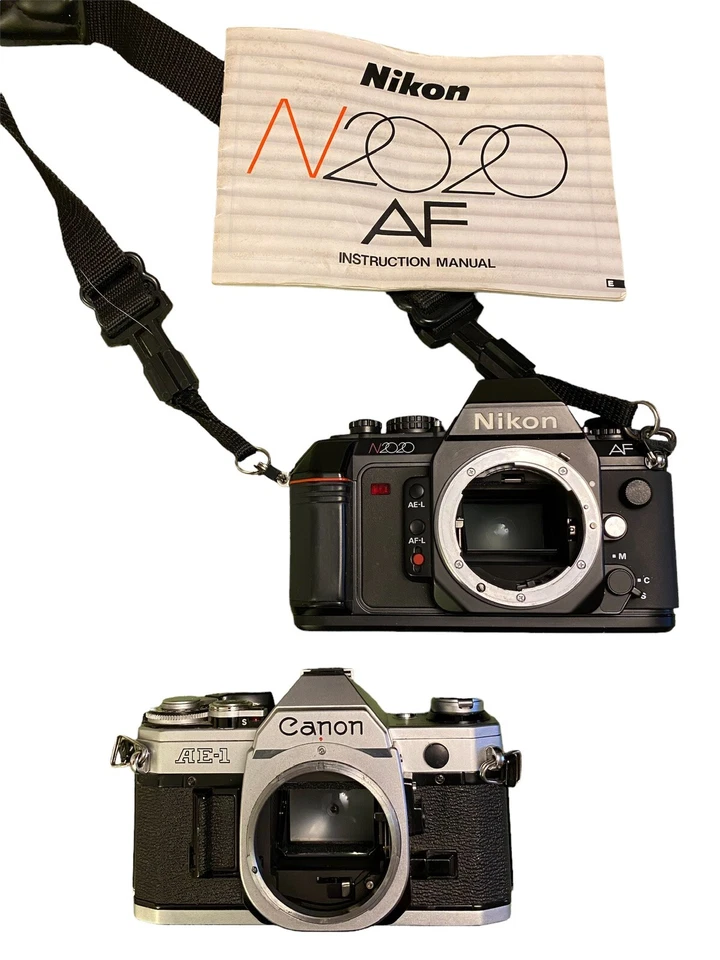 Lote de cámaras fotográficas SLR de 35 mm de colección Canon AE-1 Nikon N2020AF lentes manuales flash Foto 2 de 4
