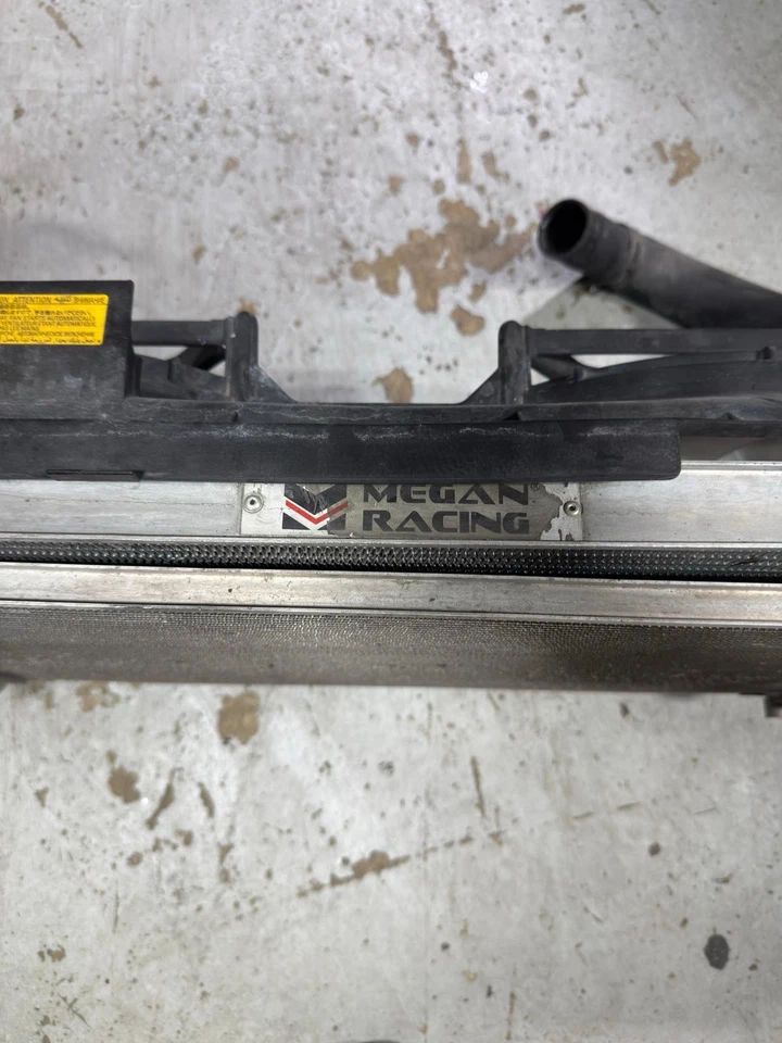 Scion FRS 2013 2,0 L mercado de accesorios automático Megan Racing radiador montaje tracción trasera 14 16 Foto 2 de 4