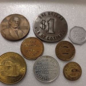 VINTAGE LOT 8 ASSORTED THE SHAMROCK K & K CO.  NEW JUNCTIONTAVER×++TOKENS 
