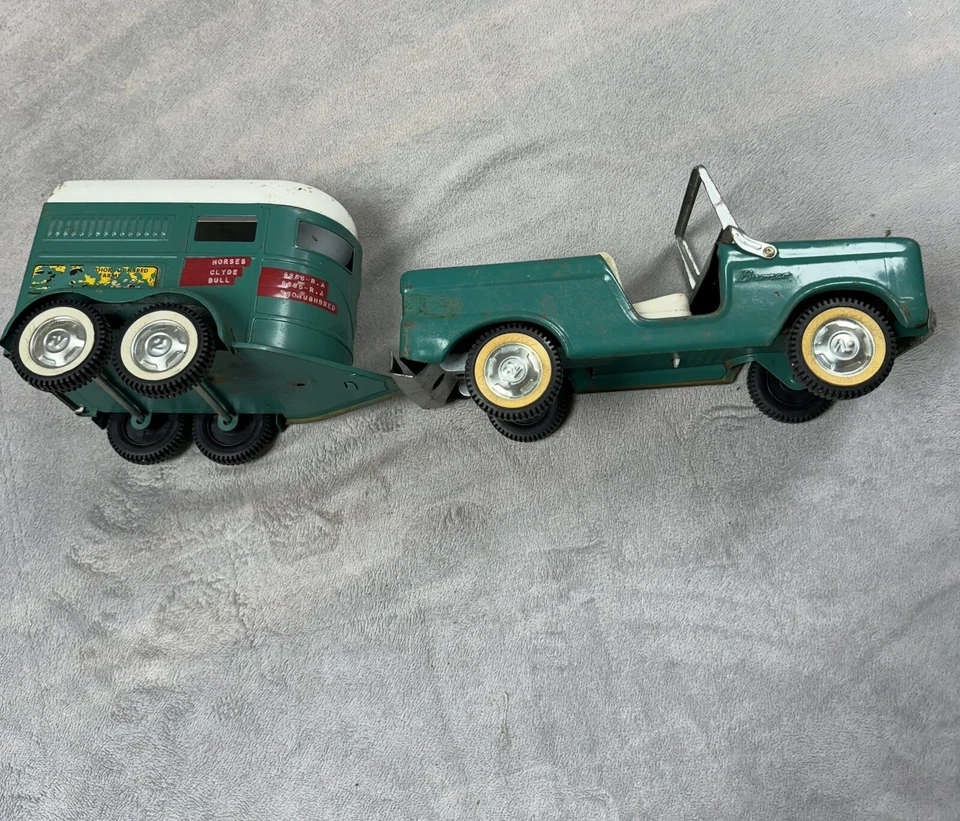 Vintage 60s Nylint Ford Bronco And Trailer Thoroughbred Farms 20" L Teal Color - Image 4 of 4