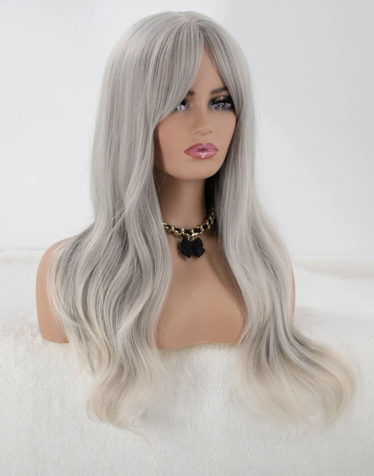 Perruque synthétique grise à frange longue coupe wavy cheveux ondulés et bonnet inclus