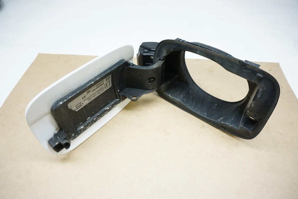 Puerta combustible AUDI S4 10-16 LY9C 8K0809907 Foto 2 de 4