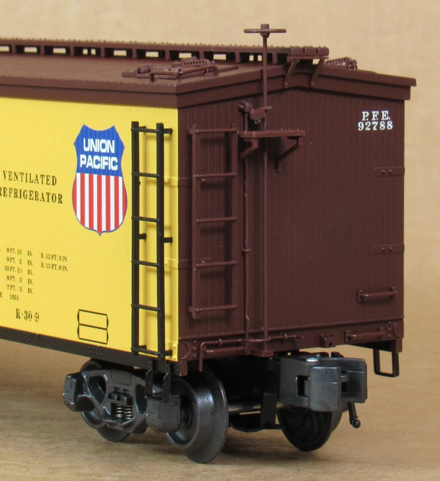 K-Line K742-2111 UP/SP PFE/Pacific Fruit Express Wood-Sided Reefer Car O-Gauge - Image 3 of 4