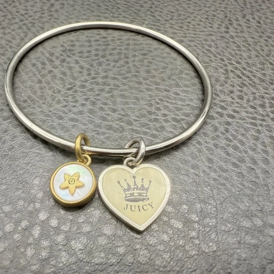 Pulseira Juicy Couture amuleto coroa coração joia feminina tom prata 8" - Imagem 3 de 4